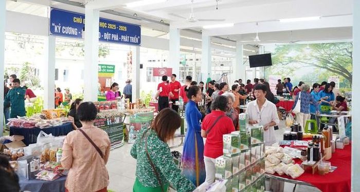 Hoạt động trưng bày, giới thiệu sản phẩm của phụ nữ khởi nghiệp. 