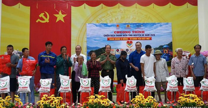 Đồng chí lãnh đạo Công an tỉnh trao quà tặng các gia đình chính sách, hộ dân khó khăn.