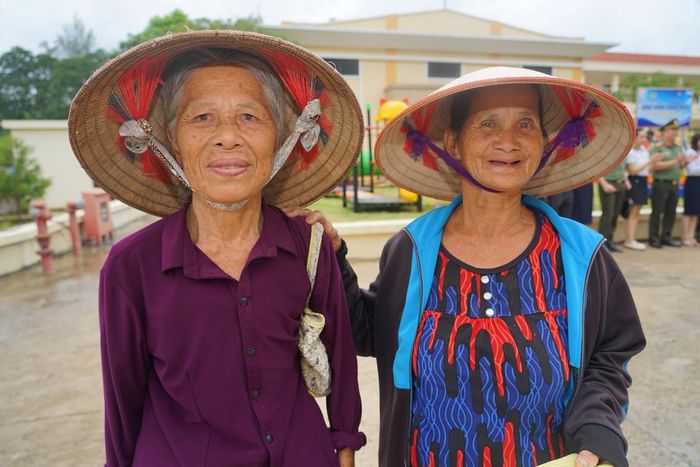 Bà Lê Thị Hà (bên trái) 78 tuổi, ở thôn 5 và bà Phạm Thị Gái cùng nụ cười tươi khi đi nhận quà.