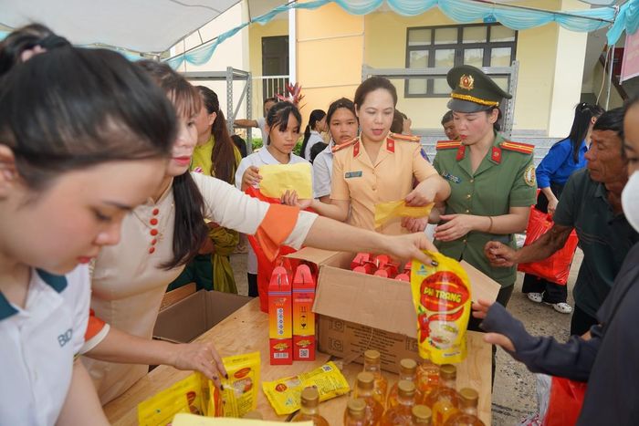 Các gian hàng 0 đồng được người dân nồng nhiệt chờ đón nhận quà.