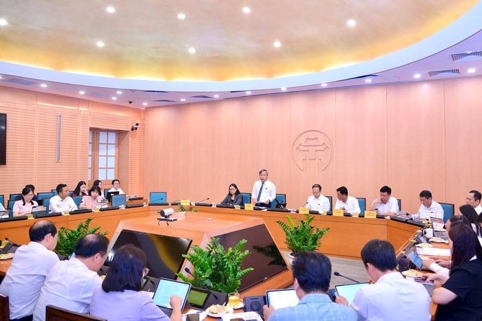 Các đại biểu HĐND thành phố thảo luận tại tổ chiều 12/6. Ảnh: Viết Thành