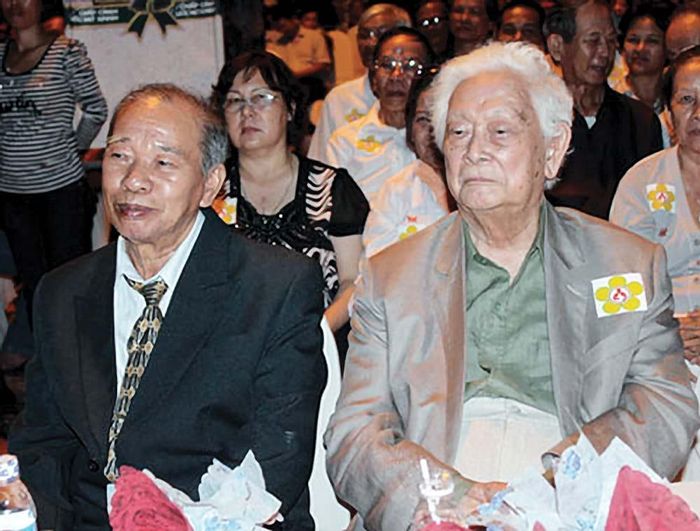 Thi sĩ Phạm Thiên Thư trong một dịp hội ngộ nhạc sĩ Phạm Duy tại TP.HCM, tháng 6.2011. Ảnh: CTV