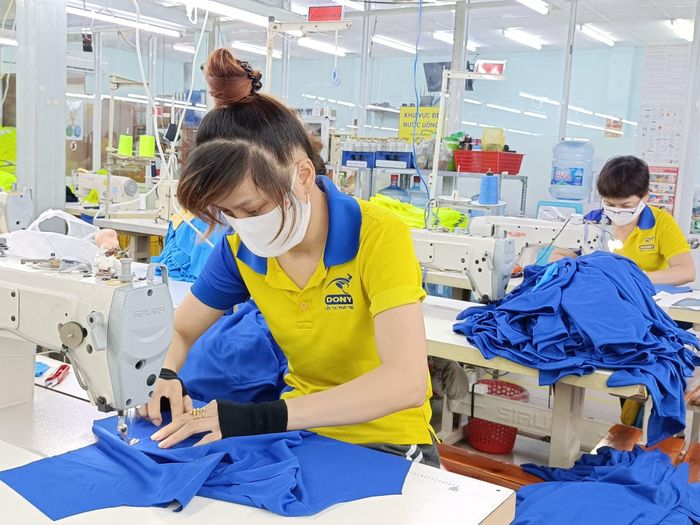 Công nhân Công ty TNHH may mặc Dony đang gia công mặt hàng quần áo. Ảnh: Quốc Hải