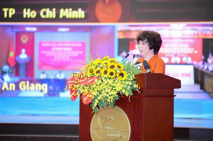 Anh hùng lao động Thái Hương, nhà sáng lập, Chủ tịch Hội đồng chiến lược Tập đoàn TH (đại diện các doanh nghiệp tư nhân) phát biểu. Ảnh: VGP