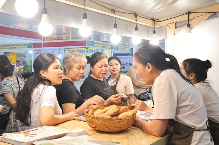 Người dân Đà Nẵng cũng đặc biệt quan tâm, tìm hiểu sản phẩm đến từ các vùng miền khác. Ảnh: Diễm Phúc