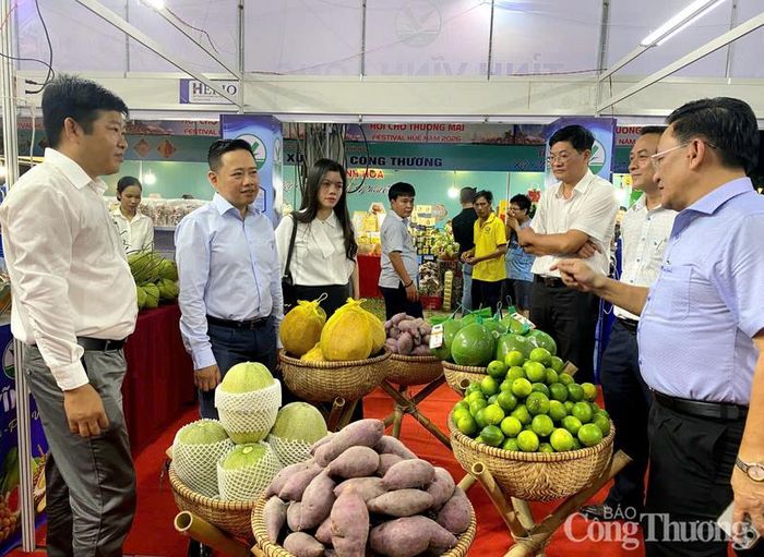 Sản phẩm đặc trưng của nhiều địa phương cùng hội tụ tại Huế như dừa sáp, dưa lưới...