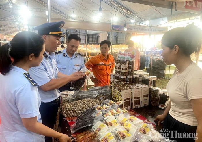  Lực lượng Quản lý thị trường thành phố Huế kiểm tra, hướng dẫn về quy chuẩn đăng ký sản phẩm tại hội chợ
