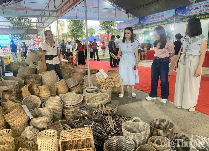 Khách hàng tìm hiểu thông tin trước khi lựa chọn sản phẩm