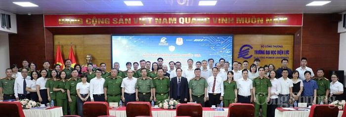 Hội thảo thu hút khoảng 200 đại biểu tham dự.