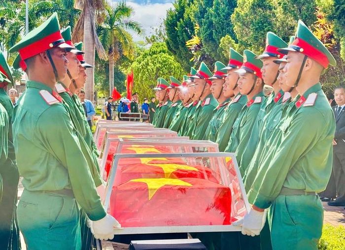 18 hài cốt liệt sĩ quân tình nguyện và chuyên gia Việt Nam hy sinh trên đất bạn Campuchia trở về an nghỉ trong lòng đất mẹ. Ảnh: Ngọc Minh