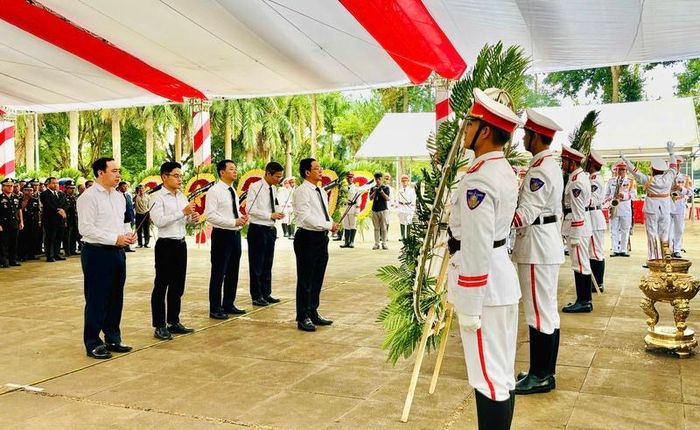 Phó Thủ tướng Hồ Quốc Dũng cùng các đại biểu đã thành kính dâng hương, dâng hoa tưởng niệm các anh hùng liệt sĩ. Ảnh: Ngọc Minh