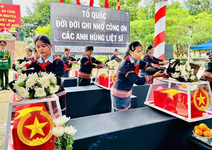 Các em học sinh dâng hoa tưởng niệm các liệt sĩ. Ảnh: Ngọc Minh