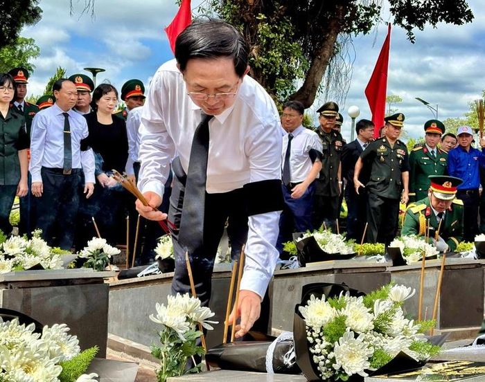 Phó Thủ tướng Hồ Quốc Dũng thắp hương tưởng niệm những người con ưu tú của dân tộc đã anh dũng hy sinh vì nghĩa vụ quốc tế cao cả. Ảnh: Ngọc Minh