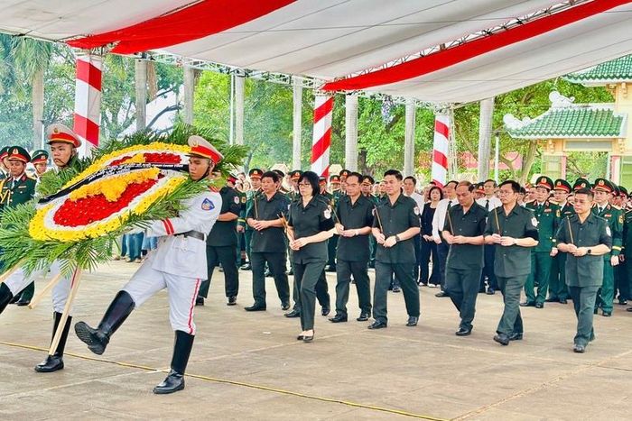 Lễ viếng, truy điệu và an táng 18 hài cốt liệt sĩ quân tình nguyện và chuyên gia Việt Nam hy sinh tại Campuchia trong các thời kỳ chiến tranh. Ảnh: Ngọc Minh 