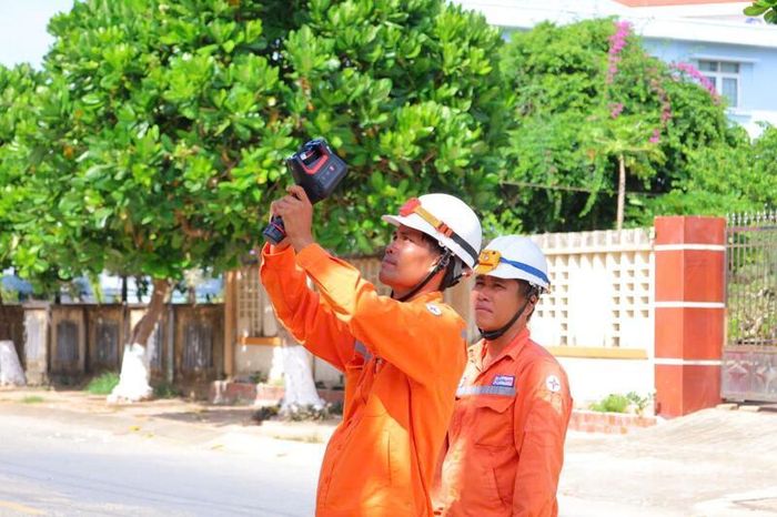 Điện lực Lý Sơn ứng dụng camera nhiệt, thiết bị đo dòng rò, đo phóng điện cục bộ để phát hiện sớm các nguy cơ sự cố. Ảnh: Nguyễn Dương