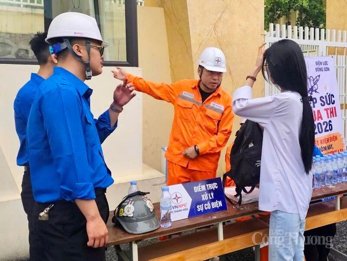 Ngành điện Thanh Hóa đảm bảo cung cấp điện an toàn, ổn định trong ngày thi. Ảnh: Ngô Nhung