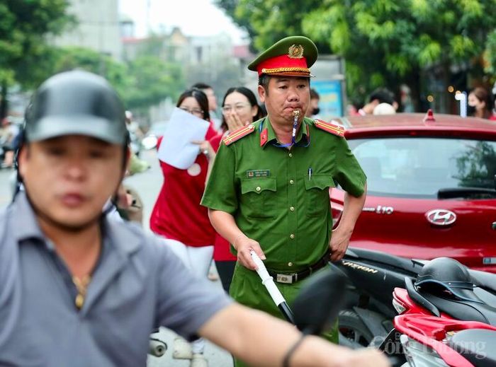 Lực lượng chức năng điều tiết giao thông trong ngày thi đầu tiên tại điểm Trường THPT Lý Thường Kiệt. Ảnh: Ngô Nhung