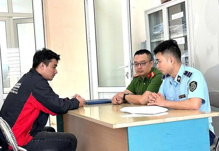 Lực lượng chức năng làm việc với đại diện Công ty TNHH Công nghệ máy tính AHT Computer.
