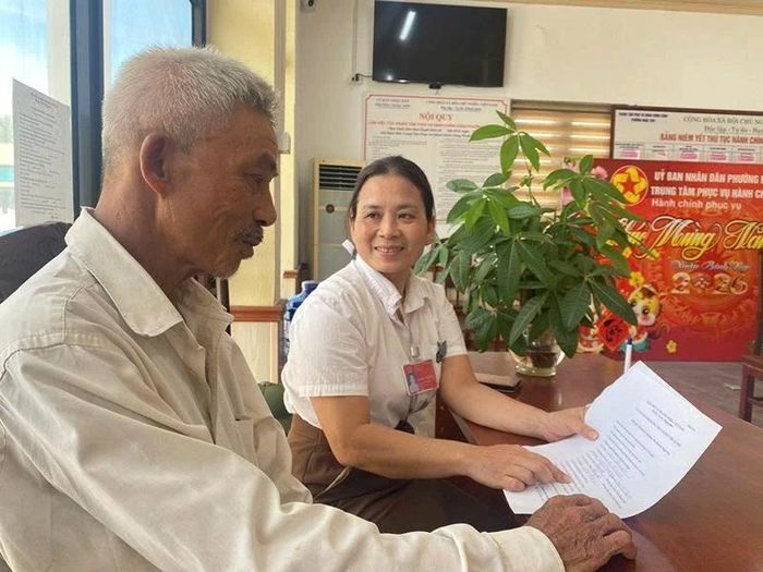 Ông Hoàng Văn Sánh, tổ dân phố Phượng Cát, phường Ngọc Sơn được hướng dẫn làm thủ tục hưởng trợ cấp cho người cao tuổi.