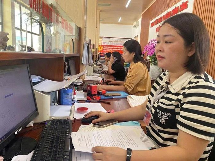 Với nhiều cố gắng và nỗ lực, đến nay chị Lê Thị Hòa, công chức TTPVHCC phường Ngọc Sơn đã đáp ứng được yêu cầu công việc.