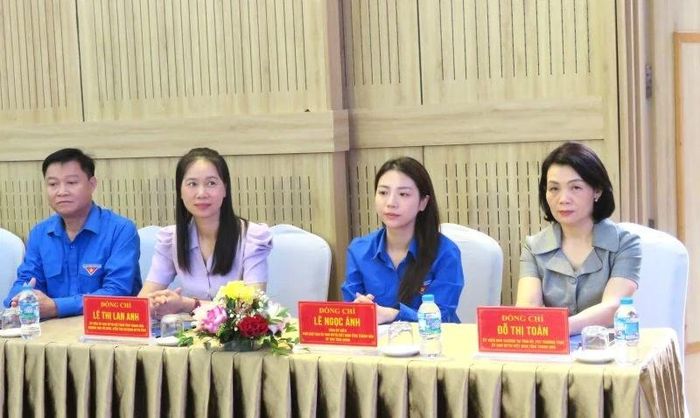 Đồng chí Đỗ Thị Toán, Ủy viên Ban Thường vụ Tỉnh ủy, Phó Chủ tịch Thường trực Ủy ban MTTQ tỉnh và các đại biểu dự chương trình.