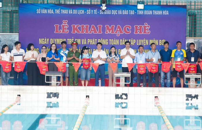 Ban Tổ chức tặng cờ lưu niệm cho đại diện các đơn vị tham dự.