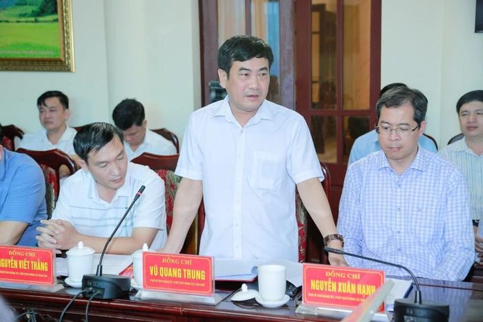 Phó Bí thư Đảng ủy, Chủ tịch UBND xã Văn Phú báo cáo tại hội nghị.