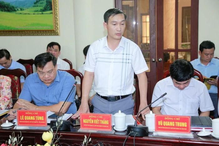 Phó Bí thư Đảng ủy, Chủ tịch UBND xã Giao An báo cáo tại hội nghị.