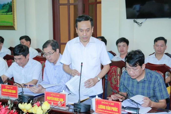 Phó Bí thư Đảng ủy, Chủ tịch UBND xã Linh Sơn báo cáo tại hội nghị.