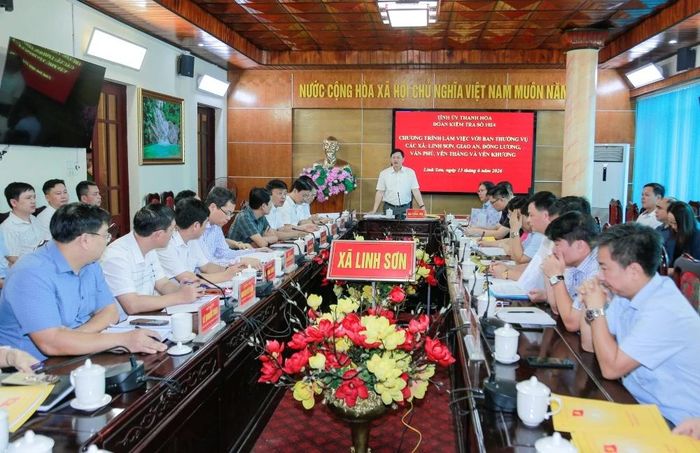 Phó Chủ tịch Thường trực UBND tỉnh Mai Xuân Liêm chủ trì hội nghị.