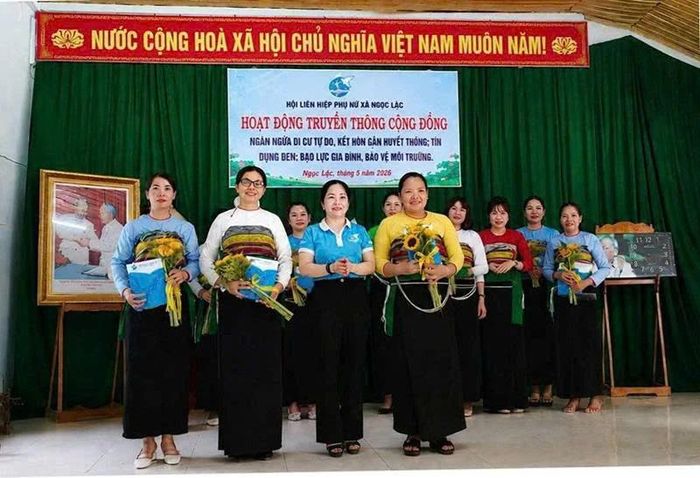 Chị Lê Thị Ngọc, Chủ tịch Hội LHPN xã Ngọc Lặc trao khen thưởng cho các tổ truyền thông cộng đồng.