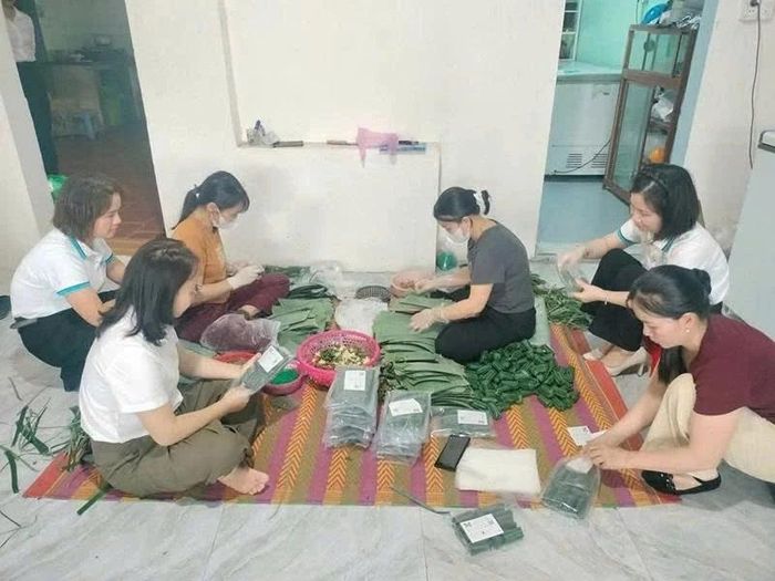 Hội LHPN phường Đông Quang thăm, hướng dẫn cơ sở sản xuất nem chua Thứ Quyền xây dựng sản phẩm OCOP.