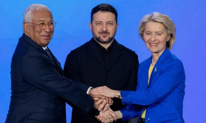 Chủ tịch Hội đồng châu Âu Antonio Costa (trái), Tổng thống Ukraine Volodymyr Zelensky (giữa) và Chủ tịch Ủy ban châu Âu Ursula von der Leyen (phải) Ảnh: AFP