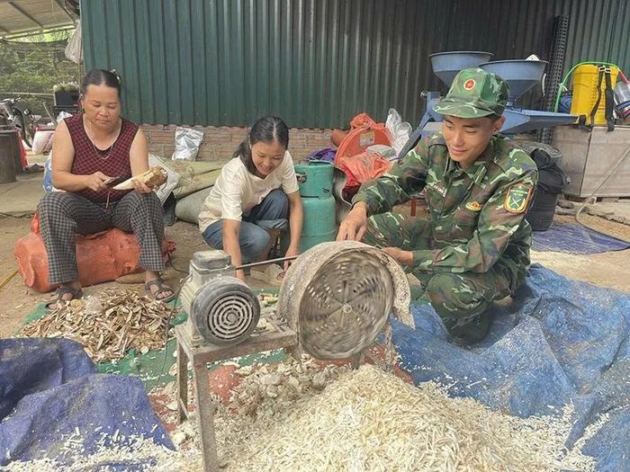 Sinh viên Lỳ Xú Linh, quê Lai Châu phụ giúp bà con bản Xía Nọi.