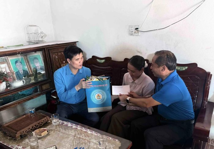 Thăm, tặng quà chị Nguyễn Thị Xuân, công nhân Công ty TNHH Giầy Sunjade Việt Nam.
