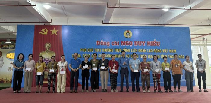 Đồng chí Ngọ Duy Hiểu cùng lãnh đạo Liên đoàn Lao động tỉnh Thanh Hóa trao quà cho công nhân lao động có hoàn cảnh khó khăn.