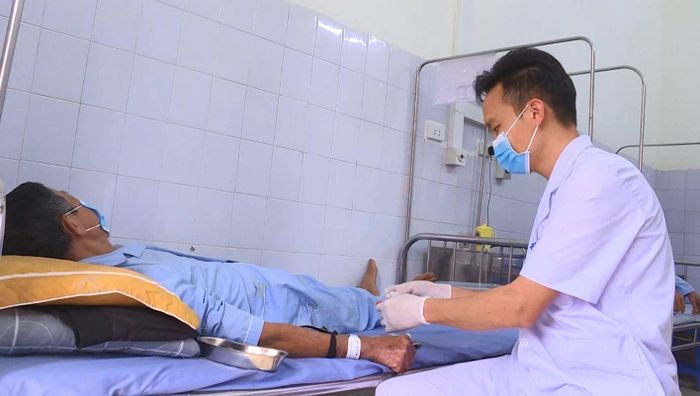 Y, bác sĩ Bệnh viện Phổi Thanh Hóa thực hiện nghiêm việc sử dụng bảo hộ và sát khuẩn khi khám, chăm sóc bệnh nhân.