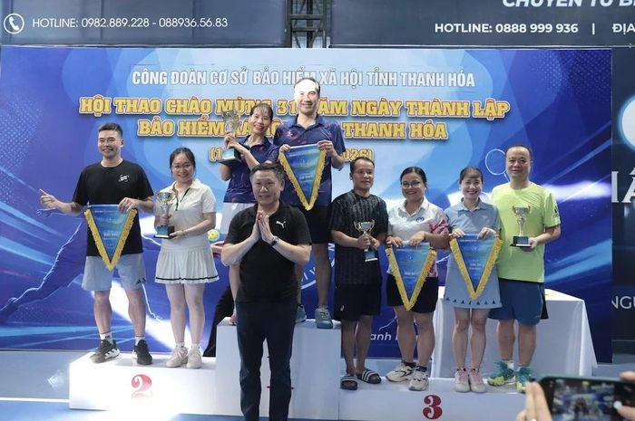 Ban Tổ chức trao giải Nhất, Nhì, Ba nội dung đôi nam nữ môn pickleball.