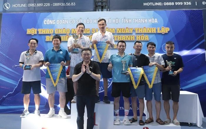Ban Tổ chức trao giải Nhất, Nhì, Ba nội dung đôi nam môn cầu lông.