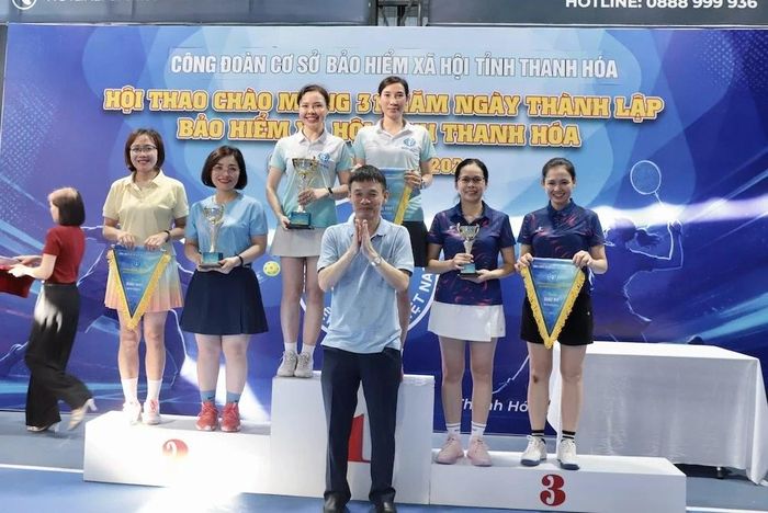 Ban Tổ chức trao giải Nhất, Nhì, Ba nội dung đôi nữ môn pickleball.