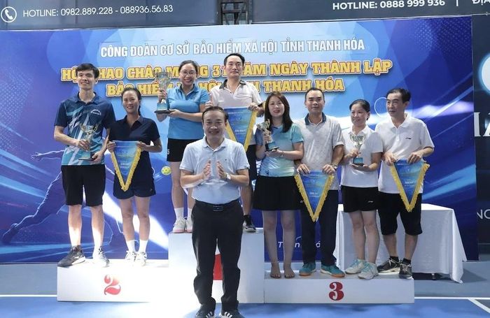 Ban Tổ chức trao giải Nhất, Nhì, Ba nội dung đôi nam nữ môn cầu lông.