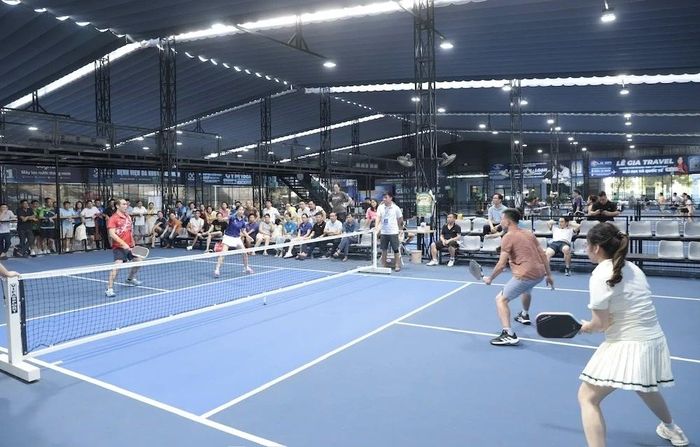 Vận động viên tranh tài nội dung đôi nam nữ môn pickleball.