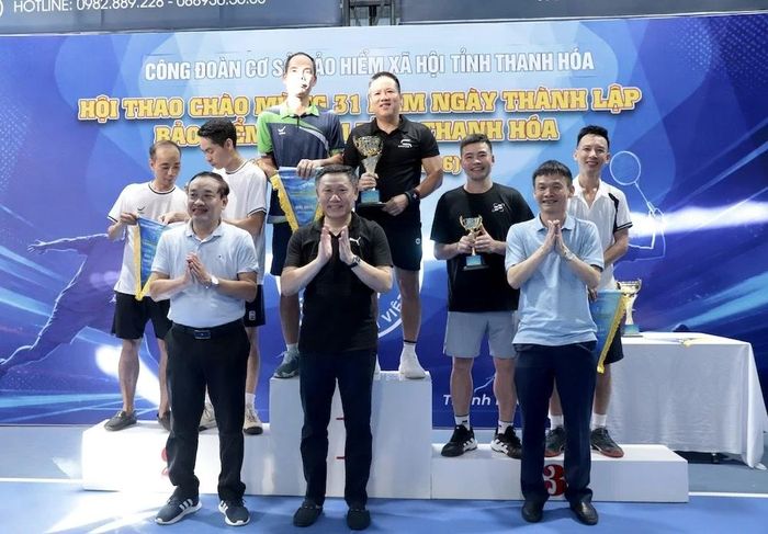 Ban Tổ chức trao giải Nhất, Nhì, Ba nội dung đôi nam môn pickleball.