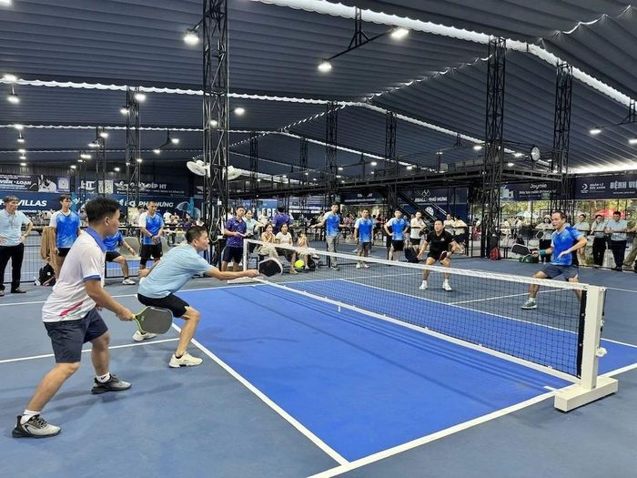 Vận động viên tranh tài nội dung đôi nam môn pickleball.