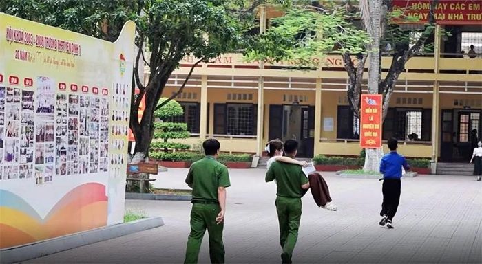 Công an xã Yên Định hỗ trợ thí sinh Lê Thị Thương đến điểm thi kịp thời. Ảnh: PV