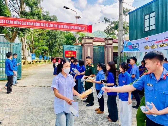 Đoàn Thanh niên xã Mường Lát hỗ trợ nước uống và suất ăn sáng cho thí sinh. Ảnh: PV