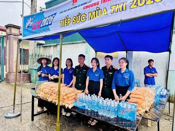 Đoàn Thanh niên xã Mường Lát hỗ trợ nước uống và suất ăn sáng cho thí sinh.