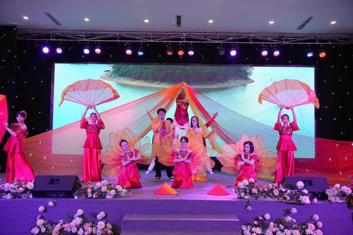 Nhiều tiết mục biểu diễn tại đêm nhạc.