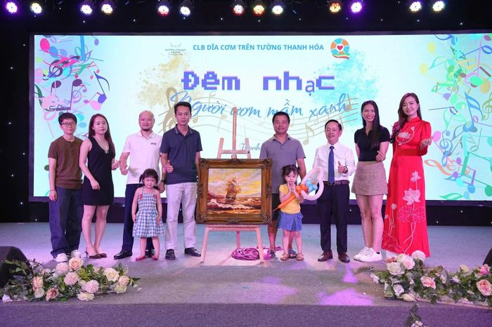 Trong khuôn khổ chương trình, Ban tổ chức đã đấu giá 2 bức tranh để ủng hộ quỹ từ thiện