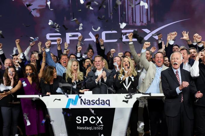 Giám đốc hoạt động (COO) Gwynne Shotwell của SpaceX cùng các thành viên khác của công ty trong lễ rung chuông mừng cổ phiếu SpaceX bắt đầu được giao dịch trên sàn Nasdaq ở New York ngày 12/6 - Ảnh: Reuters.